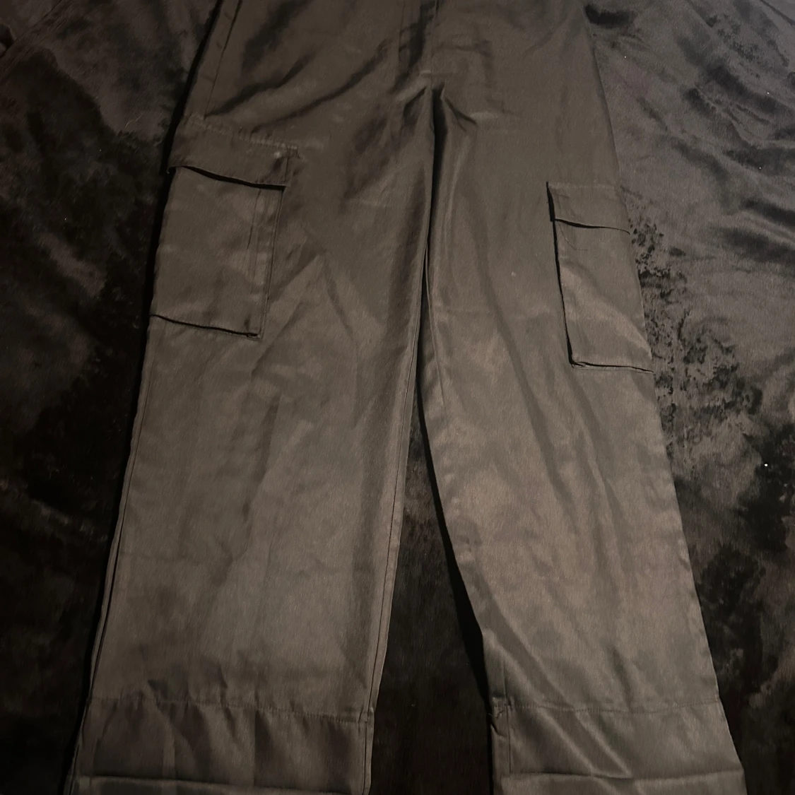 Svarta cargobyxor - Boohoo