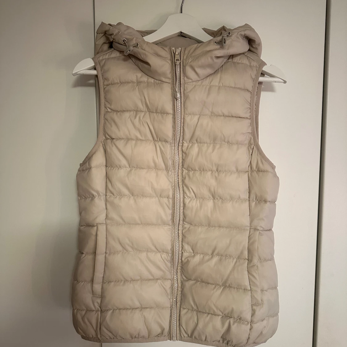 Beige dunväst med huva