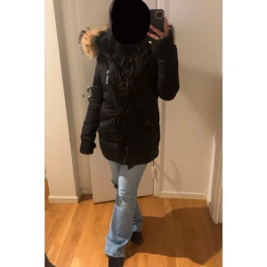 Hollies jacka - Vinter jacka som är använd endast 1 vinter, köpt för 4500kr i butik💞