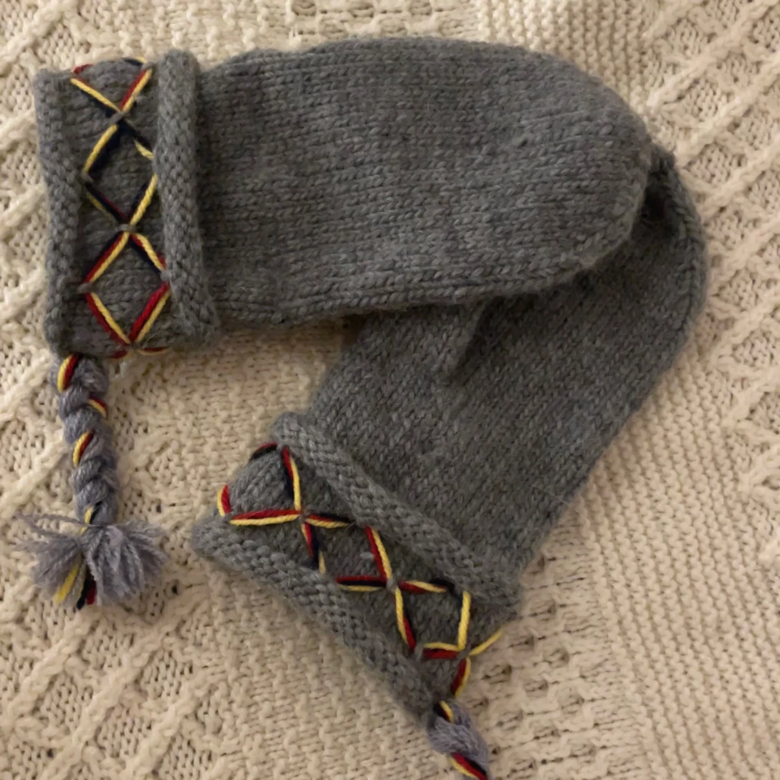 Handstickade Lovikka vantar i  100% Svenskt Ull - 91