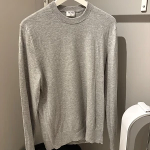 Grå tröja från Filippa K - Stickad tröja från Filippa K i storlek S. Är 177cm och väger 66kg. Mycket bra skick, knappt använd. 
