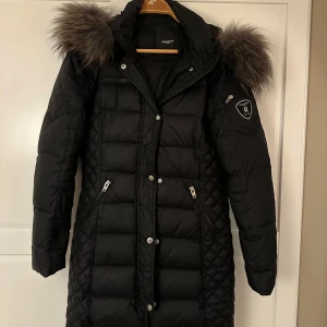Vinterjacka - Vinterjacka från Rock and blue. Storlek 38 men passar 34-40 beroende på önskad passform. Medellång, slutar ungefär över mina knä (168cm). Nypris 3999kr. Äkta päls och fint skick. 