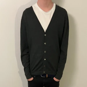 Kofta  - Snygg kofta gjord av Kashmir och Bomull | Storleken är M | Hör av er vid frågor!