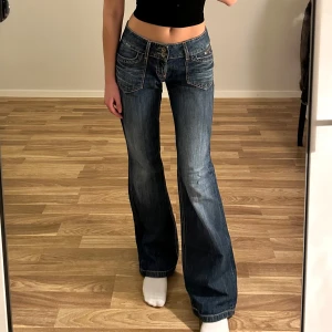 Lågmidjade jeans  - Rensar garderoben på jeans! Dessa är lågmidjade från Esprit och är insydda i midjan av mig. Midjemått: 35cm rakt över och ca 78cm runt om. Innerbenslängd: 84cm. Jag är ca 169cm och brukar ha storlek S/M för referens 💕