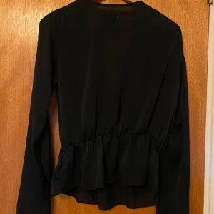Blus från Bik bok storlek xs -  En superfin blus som funkar typ alla olika tillfällen och som inte använt mycket alls så den är som ny 