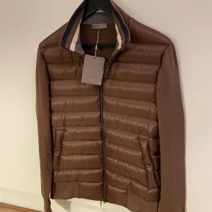 Herno cardigan HELT NY  - Säljer en riktigt snygg Herno cardigan som är HELT NY! Tagsen sitter fortfarande kvar! Storlek 48 vilket motsvarar S/M! Hör gärna av dig om du har frågor!