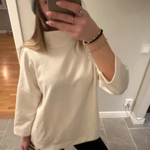 Carin wester tröja  - Säljer denna fina tröja från carin wester då den inte kommer till användning längre, köpte för 400 