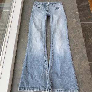 Lågmidjade jeans  - Super snygga jeans! Midjemått tvärsöver: 37cm inerbens längden: 76cm Midjehöjd: 19cm Köpte här på Plick men måste sälja då dom är för små så har inga bilder på💕