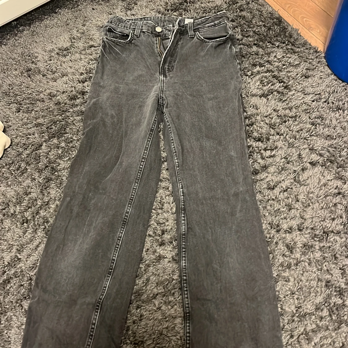 Grå jeans med vida ben