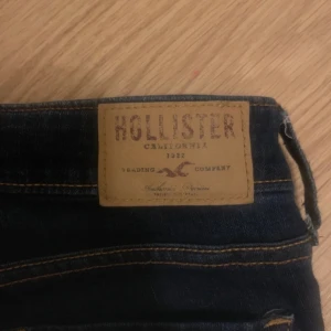 Mörkblå jeansshorts från Hollister - Säljer ett par snygga mörkblå jeansshorts från Hollister. De har klassiska femfickor och uppvikta ben. Använd fåtal gånger