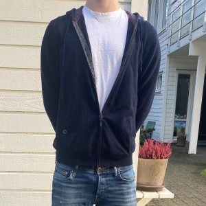 Stickad zip hoodie - En sjukt snygg stickad zip hoodie med unika detaljer 🎅| Modell: 184cm | Skick 9,5/10 ✅| Hör av er vid ytterligare frågor🦦| StockholmWRDB