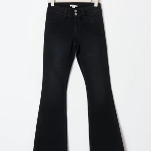 mid bootcut jeans - Snygga svarta bootcut jeans från Gina tricot, inte använt mycket så i ett fint skick!🖤skriv om du har frågor eller vill ha fler bilder!🖤