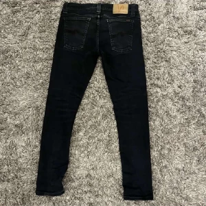 Svarta jeans från Nudie - Snygga svarta jeans från Nudie i storlek 29/32, modell thin Finn. Säljer dessa för att dom tyvärr inte passade mig. 10/10 skick. Har själv aldrig använt dom. Pris kan diskuteras