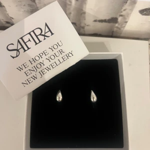 Silvriga droppformade örhängen från Safira - 	SAFIRA Celine Drop Earrings (S) Helt oanvända!!! 🩷 Pris kan diskuteras 😆