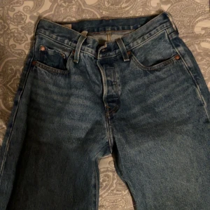 levi's 501 jeans - säljer ett par blå levi’s 501 jeans. knappt använda, så skulle säga nyskick. de är för långa på mig som är 157 cm så det är därför jag säljer. pris går att diskuteras! nypris 1200