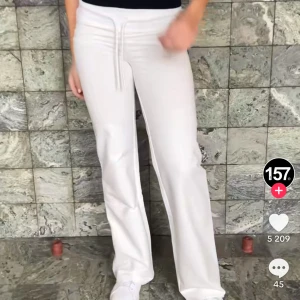 Ebba fitted low waist lager 157 - Säljer ett oanvända par vita mjukisbyxor i storlek XS från lager 157. Säljer denna eftersom de var för små🙏