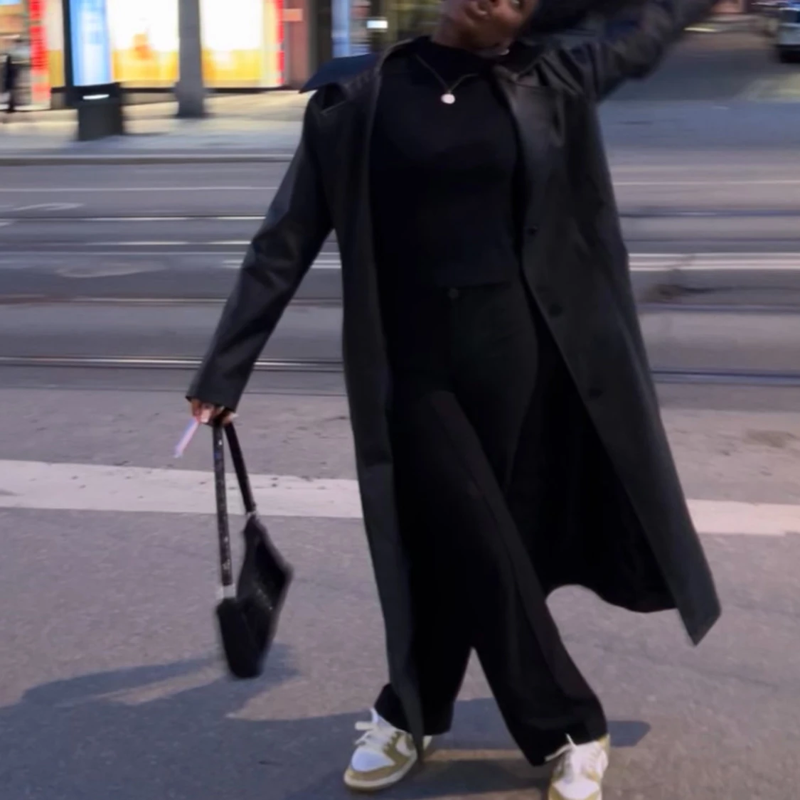 Svart trenchcoat från PrettyLittleThing