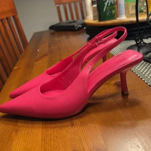 Rosa pumps med spetsig tå - Snygga rosa pumps med spetsig tå och smal klack. Perfekta för att lägga till en färgklick i din outfit. Tillverkade i syntetmaterial med en elegant design.helt nya bara testade köpt för 399kr
