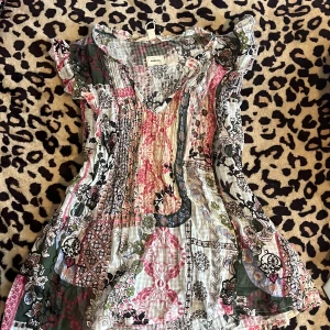 Mönstrad blus från Odd Molly - Säljer en färgglad och mönstrad blus från Odd Molly i modellen Jeanette Blouse. Blusen har ett vackert blommönster i olika färger och volangdetaljer vid ärmarna. Perfekt för att liva upp garderoben!