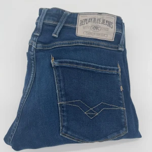 REPLAY ANBASS JEANS  - - Replay anbass jeans - Slim fit passform - Storlek W29/L32 - Nypris runt 1800kr - Kontakta för fler frågor eller funderingar // Deluxecloset