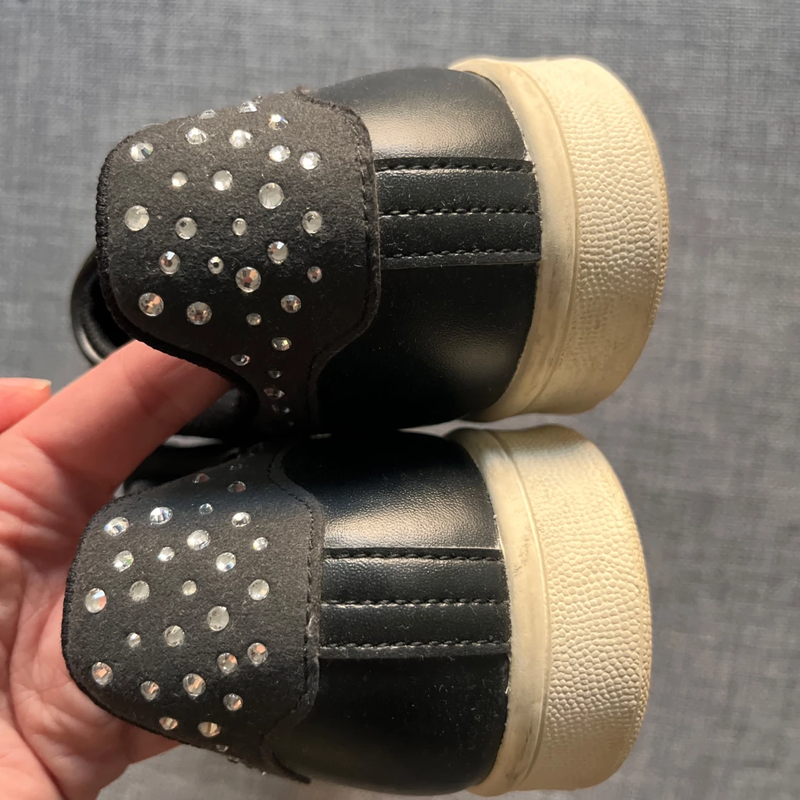 Svarta Adidas Stan Smith med  coola detaljer! - 90