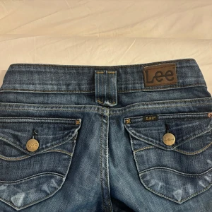 Lågmidjade jeans - As snygga vintage jeans med bootcut och låg midja från Lee. Älskar detaljerna på fickorna!!😍😍😍 Storlek W26 L32 