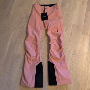 Skidbyxor Peak Perfomance  - Helt nya skidbyxor från peak performance i storlek XS. Lappen sitter kvar. Endast testade. Ny pris 3000kr 