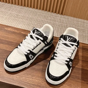 Louis vuitton skor - (Alla storlekar tillgängliga) LV skor svart vita, finns även i många andra färger. Skriv DM för mer info eller intresse ✅