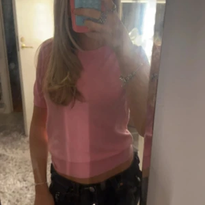 Rosa topp - Säljer en söt rosa  topp med korta ärmar. Perfekt för sommaren och kan enkelt matchas med jeans eller kjol. storlek M men passar även s
