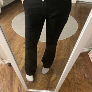 Svarta kostymbyxor - Snygga svarta kostymbyxor med en klassisk design. Dom är Lowrise och utsvängda i benen.