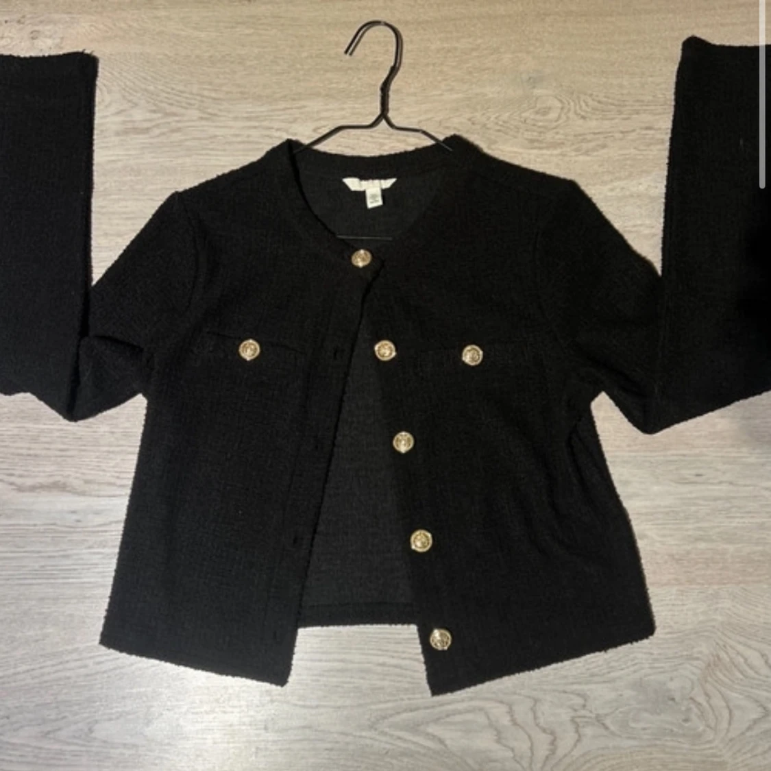 Svart kavaj med guldknappar