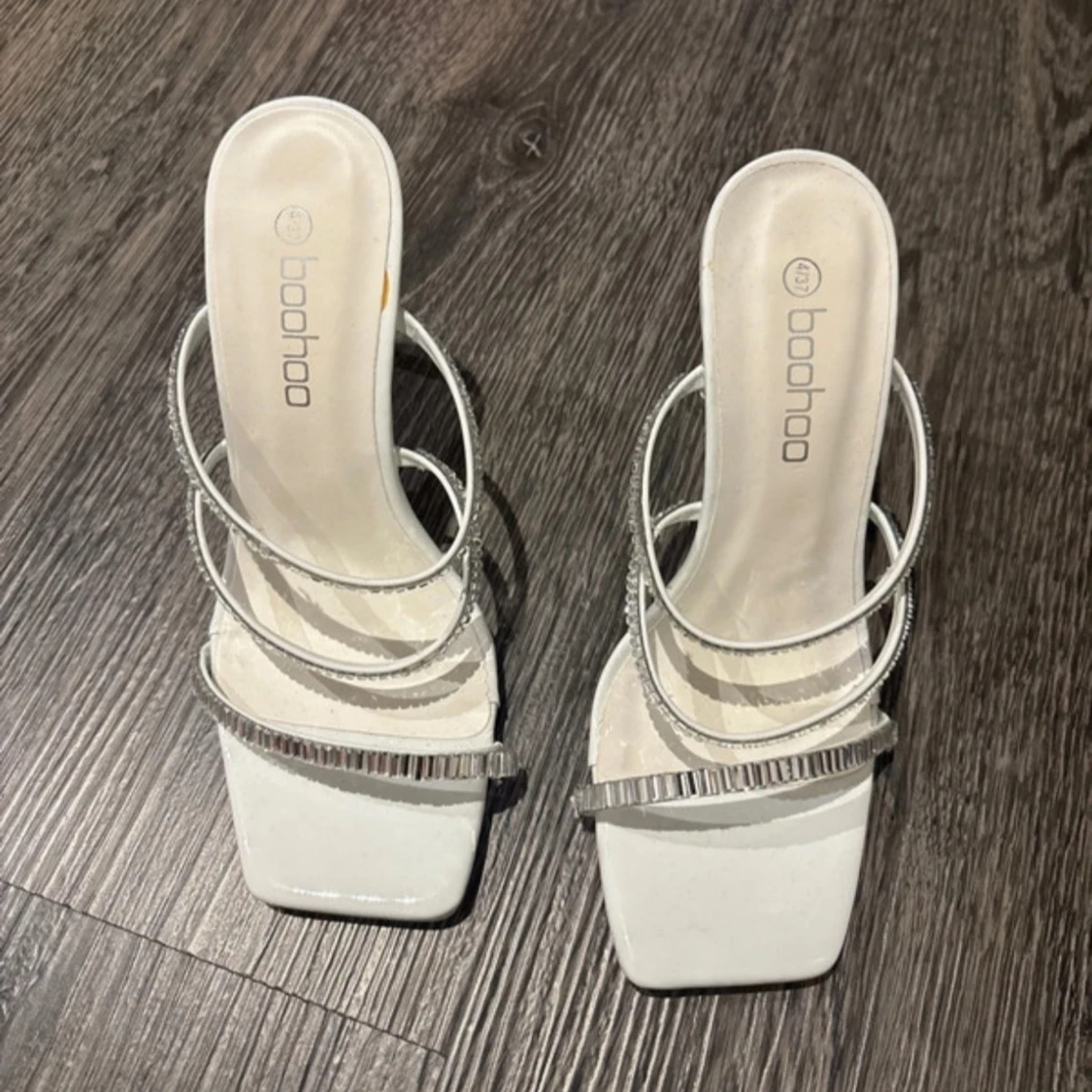 Vita klackskor från Boohoo - 91