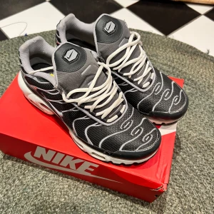 Nike Air Max Plus Tn - Riktigt sköna nike air Max TN. De är knappt använda då de inte riktigt passade mig. Köpta vid nypris på 2500 och är använda fåtål gånger därför nästan i nyskick. Tyvärr har toeboxen släppt lite, vilket händer med alla airmac tn med tiden men går att lösa enkelt med lite lim. Skriv vid frågor 