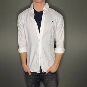 Morris skjorta - Hej säljer nu min fina Morris skjorta i storlek S. Den är i nyskick och kommer vara otroligt snygg i höst/vinter. Nypris cirka 1400kr! Vi kommer att sälja liknande produkter nu närmare vinter så glöm inte följa profilen!🌊🍾