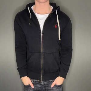 Ralph Lauren zip hoodie - Hej säljer nu min fina Ralph Lauren zip hoodie i storlek M. Tröjan är snyggt ihopsydd på sidorna för en bättre passform om du är lite smalare. Den är i nyskick och kommer vara otroligt snygg i höst/vinter. Nypris cirka 2300kr! Vi kommer att sälja liknande produkter nu närmare vinter så glöm inte följa profilen!🌊🍾