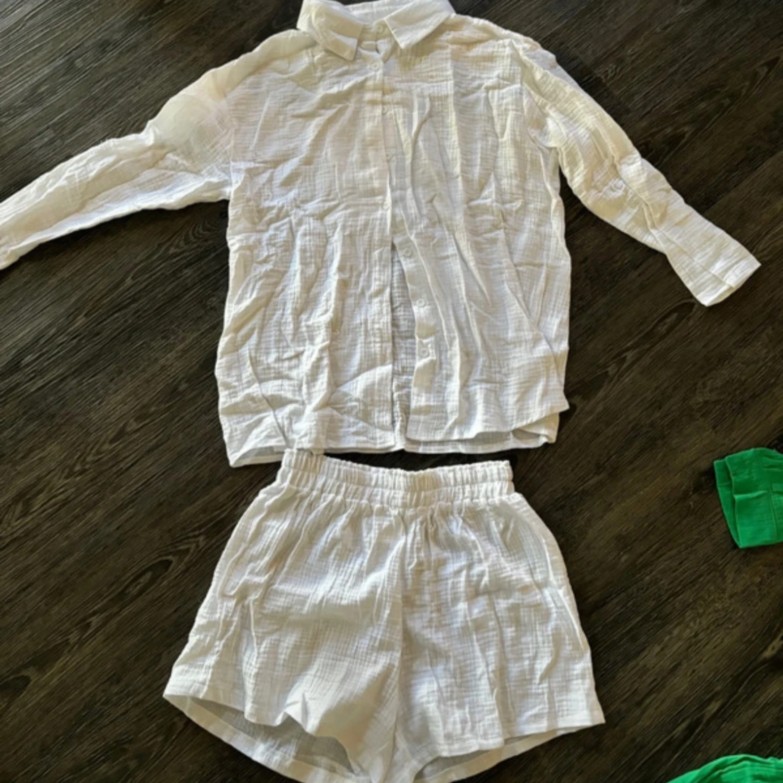 Vit skjorta med matchande shorts