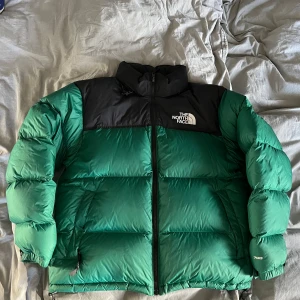 North Face Pufferjacket - En North Face jacka i en populär färg som är i otroligt bra skick. Endast använd en vinter och då användes den sparsamt och inte särskilt mycket. En liten fläck (se bild två) som troligtvis går att få bort, annars är den felfri!
