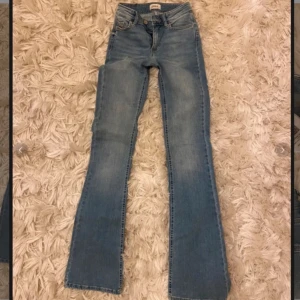 Blå jeans från ONLY - Snygga blå jeans från ONLY med bootcut-stil. De har en klassisk femficksdesign och en bekväm passform. Perfekta för en avslappnad look. Storlek S och längd 34💕 passar mig som är 170cm