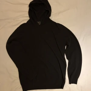 Brun hoodie från Oskar Jakobsson - Säljer en stilren brun hoodie från Oskar Jakobsson? i storlek M. Perfekt för en avslappnad look med mjukt material och klassisk design. Nypris är (1600)