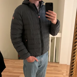 Colmar jacka - Grön Colmar jacka, schysst skick och matchar det mesta, en grym jacka att ha i garderoben, size large och ganska tts enligt mig. Priset är 1899:- men priset går att diskutera vid snabb affär:)