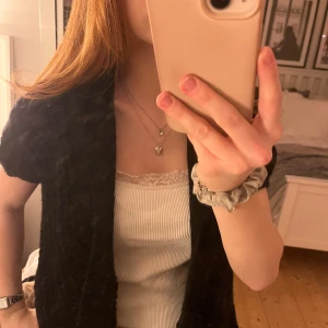 Svart stickad kortärmad kofta från American Vintage - Säljer en svart stickad från American Vintage i Kashmir och ull. Koftan har korta ärmar. Super mysig, Stl s