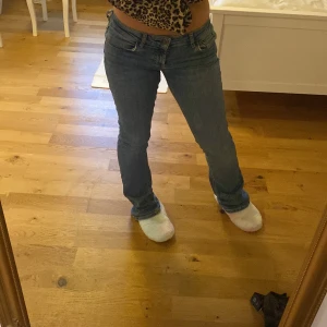 lågmidjade jeans - Snygga blå jeans med en klassisk femficksdesign och låg midja. De är från zara. Dom har ett litet hål som man ser på sista bilden men de syns inte och är väldigt lätt att sy ihop🥰🥰Även lite slitna där nere men heller inget man tänker på alls!❤️