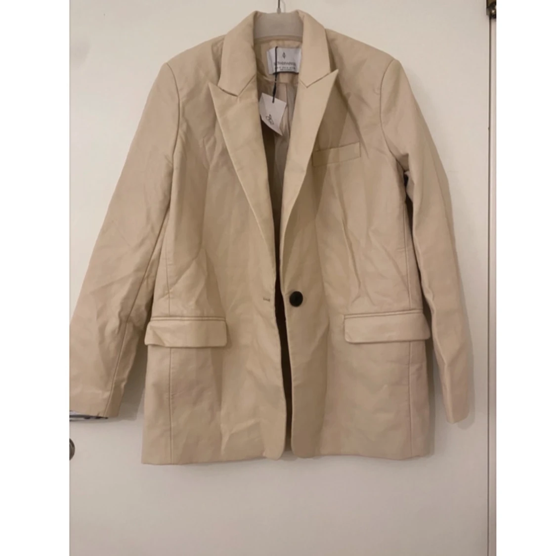 Beige kavaj med knappar