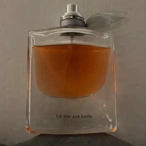 Lancome parfym  - Korken är borttappad och spruten laggar. 