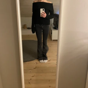 Svart offshoulder tröja från H&M - Säljer en stilren svart offshoulder tröja från H&M. Tröjan är stickad och har långa ärmar, perfekt för en trendig look. Passar bra till både jeans och kjol. Hör av dig vid intresse!