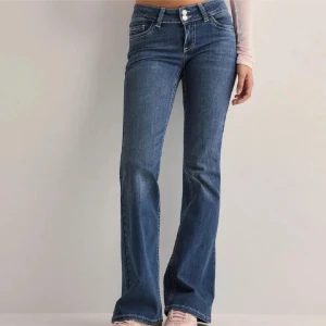 Blå bootcut jeans - Fins blåa lågmidjade bootcut jeans från Nelly, jag har sytt ut dem därav pris men det passar även då dem så är längre än 170 vilket är super!!! Det finns även  en liten vit färgfläck som jag kan skicka bild på som inte går bort.  Men såklart även för kortare, tryck gärna på köp nu och kontakta om frågor!❤️