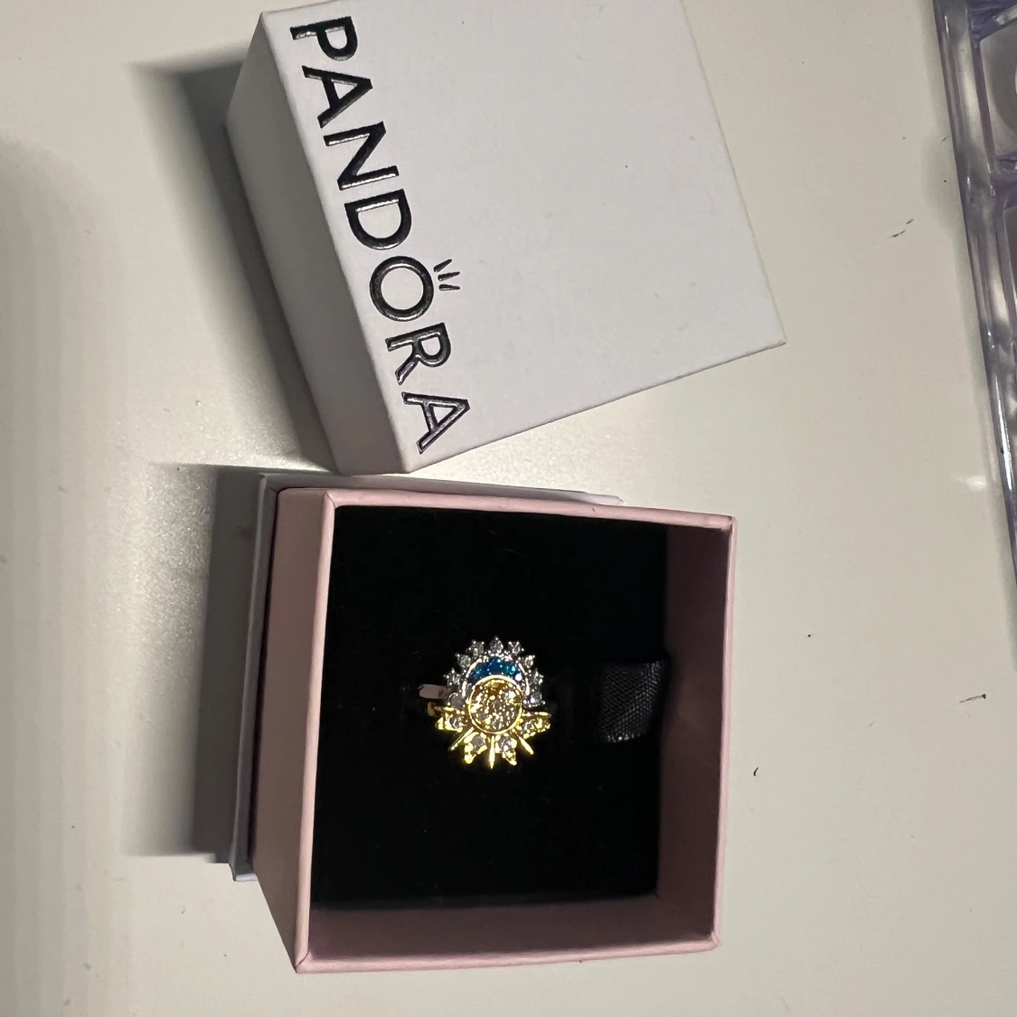 Ring med sol- och måndesign