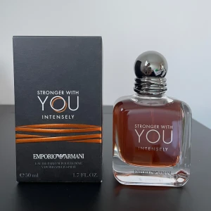 Stronger With You Intensely Eau de Parfum - Upptäck den intensiva doften av Stronger With You Intensely från Emporio Armani. Få sprayer används. Denna Eau de Parfum för män kommer i en elegant glasflaska med en metallisk kork. Doften är djup och kraftfull, perfekt för den självsäkra mannen.