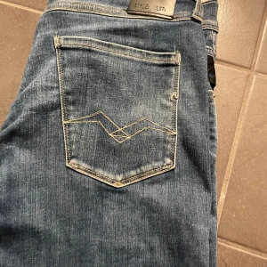 Replay anbass  - Snygga blå jeans från Replay med klassisk femficksdesign och broderad detalj på bakfickan. De har en dragkedja och knapp framtill. Perfekta för en avslappnad stil.
