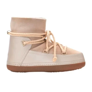 Beige boots från Inuikii - Storlek 41. Snygga beige boots från Inuikii med snörning och mjukt foder. Perfekta för kalla dagar med sin varma insida. Har haft som i två veckor, men sälger för at jag ångrar på modellen jag kjøpte. Är från Norge så kan inte senda via plick, så kontakta mig!